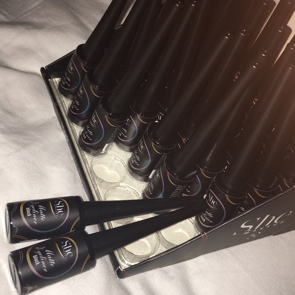 Black Eyeliner - Picture 3 of 6